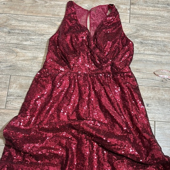 Woman’s Red Sequin Gown Size 10/12 - Picture 6 of 6